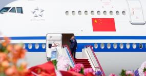 习近平率中央代表团抵达乌鲁木齐出席新疆维吾尔自治区成立70周年庆祝活动