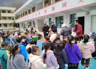高碉村开展幼儿园“冬日暖阳·爱心送衣”活动
