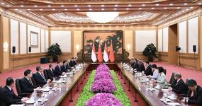 习近平会见新加坡总理黄循财