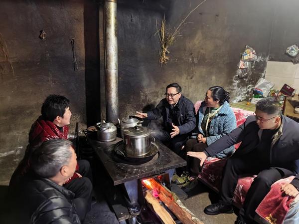 赵启斌率队赴九龙县湾坝镇开展节前走访慰问并组织开展新一轮驻村轮换