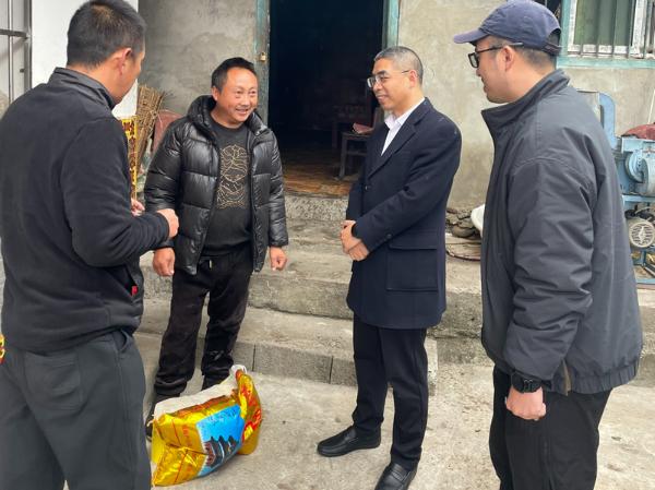 省政务服务和资源交易服务中心党委委员、副主任舒新华赴定点帮扶村宣讲党的二十届四中全会精神