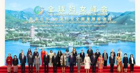 习近平出席全球妇女峰会开幕式并发表主旨讲话