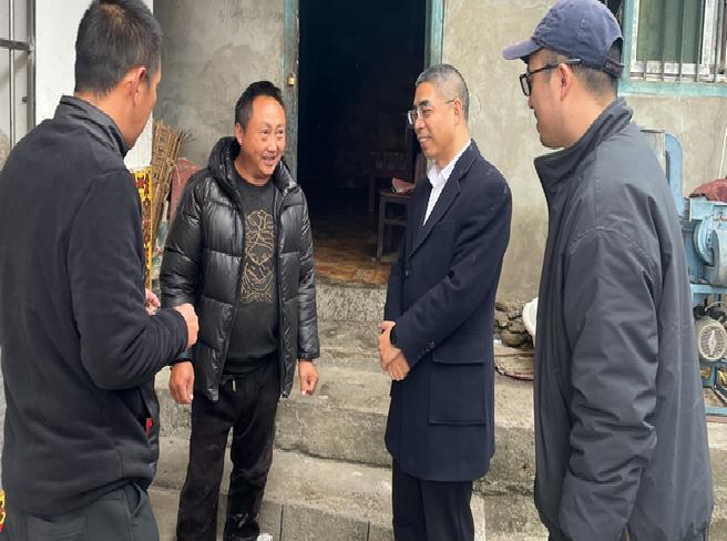 省政务服务和资源交易服务中心党委委员、副主任舒新华赴定点帮扶村宣讲党的二十届四中全会精神