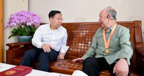 王晓晖施小琳于立军走访慰问参加过抗战的老战士老同志并颁发“中国人民抗日战争胜利80周年”纪念章