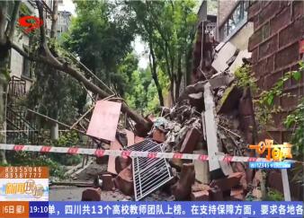 暴雨引隐患 成都一小区堡坎垮塌